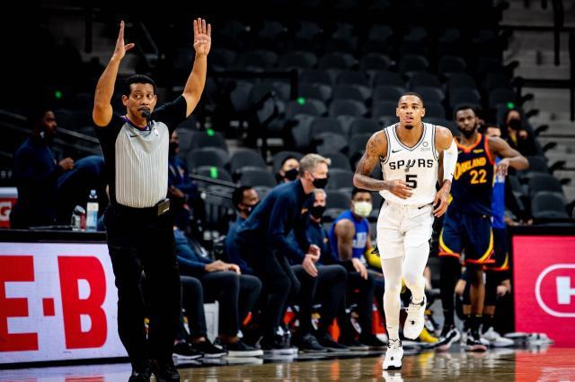 星空体育-8次抢断生涯新高 波波直言这一项穆雷已比肩帕克